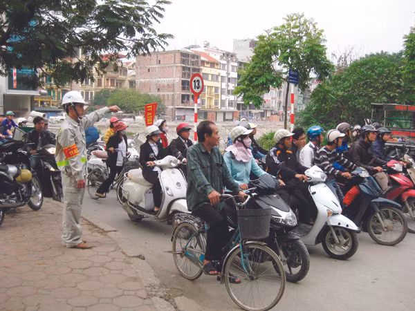 Kỹ sư trẻ Viện Khoa học và Công nghệ GTVT nghiên cứu chống ùn tắc. Ảnh: DMT