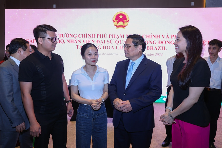 Thủ tướng và cộng đồng người Việt Nam tại Brazil. Ảnh: Nhật Bắc.