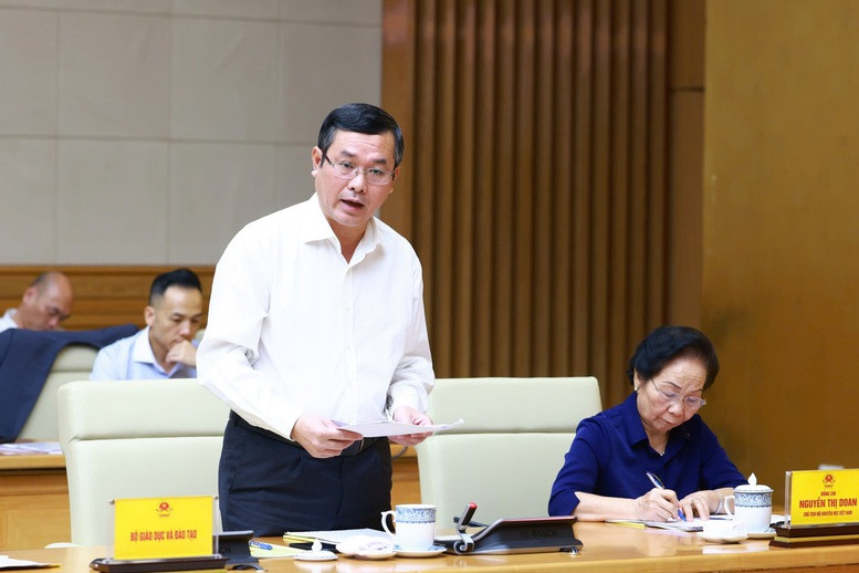 Thứ trưởng Bộ GD&amp;ĐT Nguyễn Văn Phúc tại phiên họp. Ảnh: Nhật Bắc