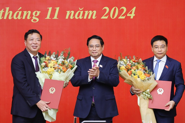 Thủ tướng Phạm Minh Chính trao quyết định cho hai Bộ trưởng. Ảnh: Nhật Bắc