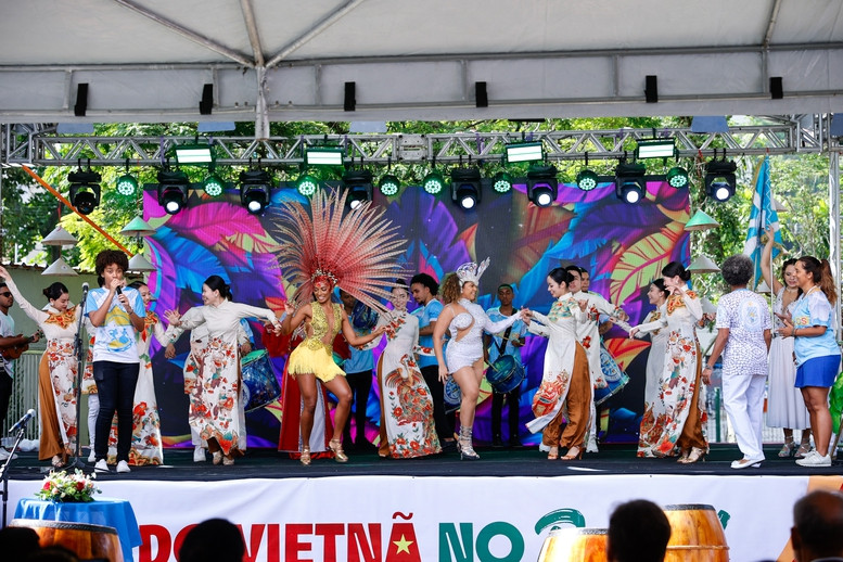 Giao lưu nghệ thuật giữa các nghệ sĩ hai nước. Ảnh: Nhật Bắc Giao lưu nghệ thuật giữa các nghệ sĩ hai nước. Ảnh: Nhật Bắc