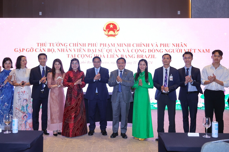 Thủ tướng Phạm Minh Chính cùng phu nhân và các cán bộ, nhân viên Đại sứ quán và cộng đồng người Việt Nam tại Brazil. Ảnh: Nhật Bắc.