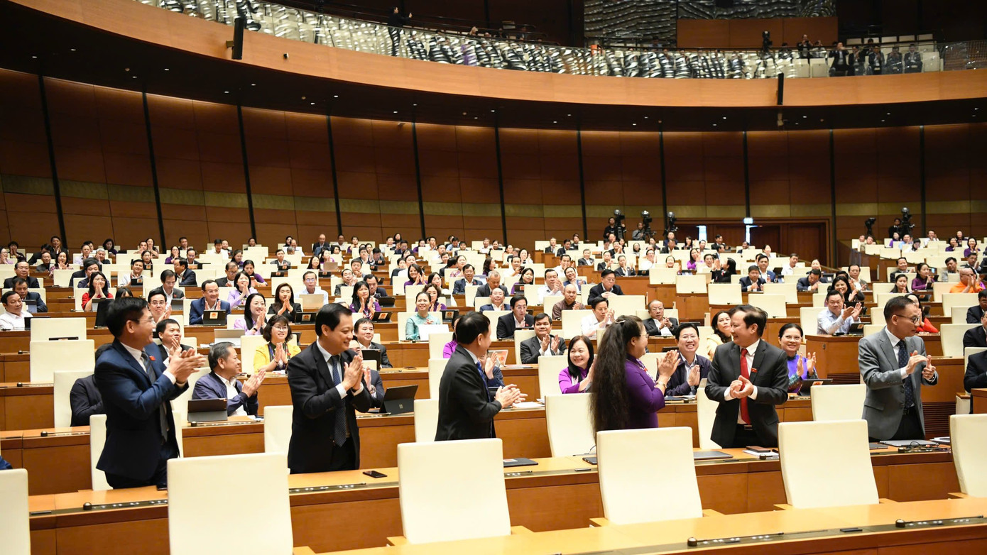 Các đại biểu Quốc hội chúc mừng sau khi Quốc hội thông qua dự thảo nghị quyết. Ảnh: Như Ý