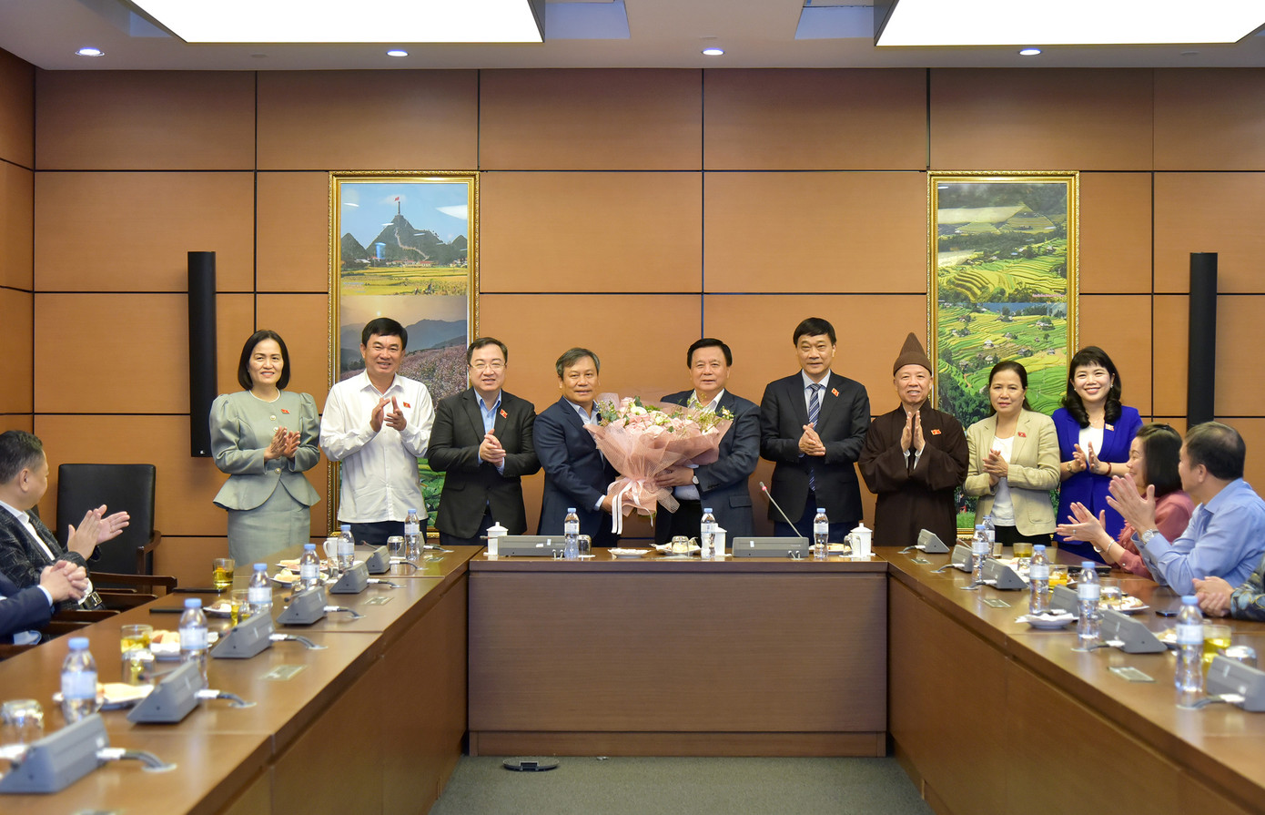 Chủ tịch Hội đồng Lý luận Trung ương, Giám đốc Học viện Chính trị quốc gia Hồ Chí Minh Nguyễn Xuân Thắng cùng Đoàn ĐBQH tỉnh Quảng Ninh chúc mừng Bí thư Tỉnh ủy Vũ Đại Thắng. Ảnh: QH Chủ tịch Hội đồng Lý luận Trung ương, Giám đốc Học viện Chính trị quốc gia Hồ Chí Minh Nguyễn Xuân Thắng cùng Đoàn ĐBQH tỉnh Quảng Ninh chúc mừng Bí thư Tỉnh ủy Vũ Đại Thắng. Ảnh: QH