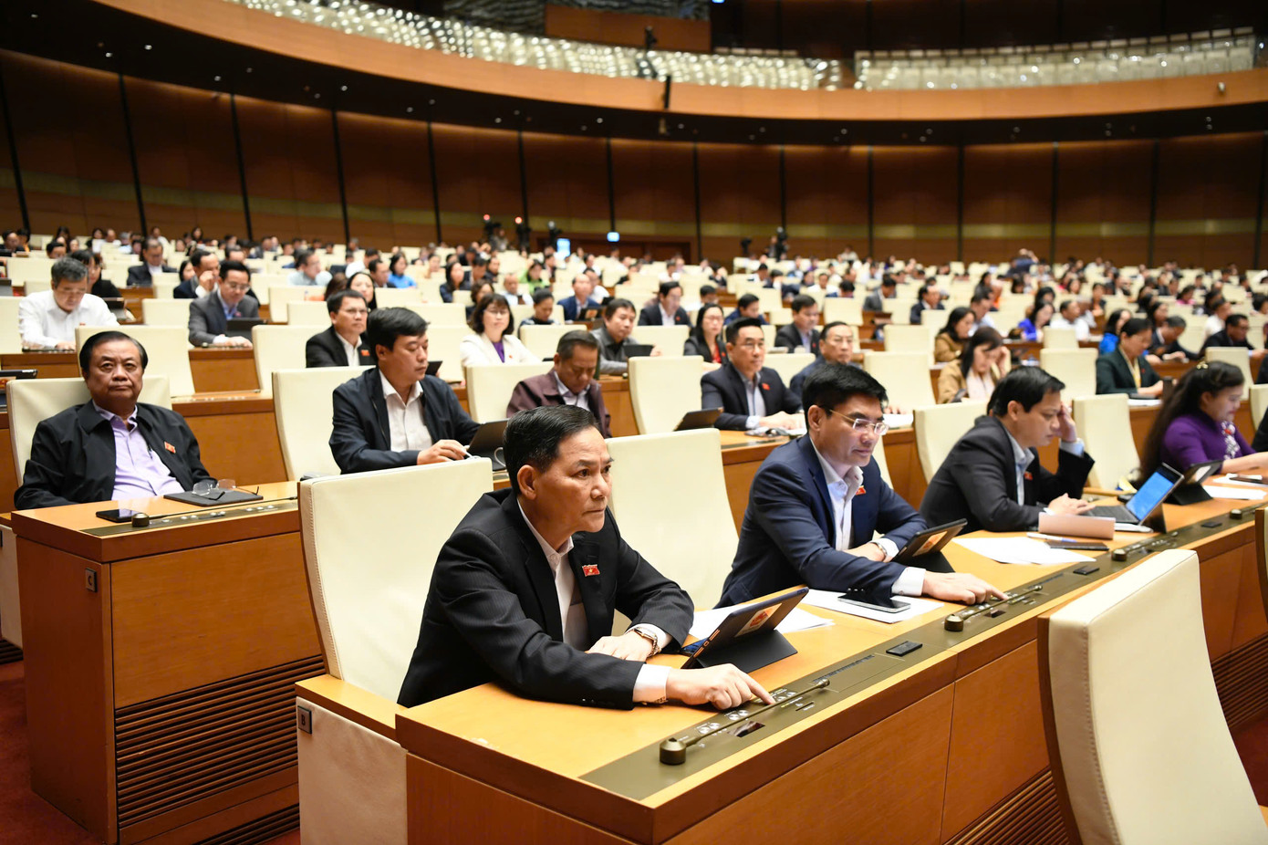 Đại biểu Quốc hội biểu quyết thông qua dự án luật. Ảnh: Như Ý