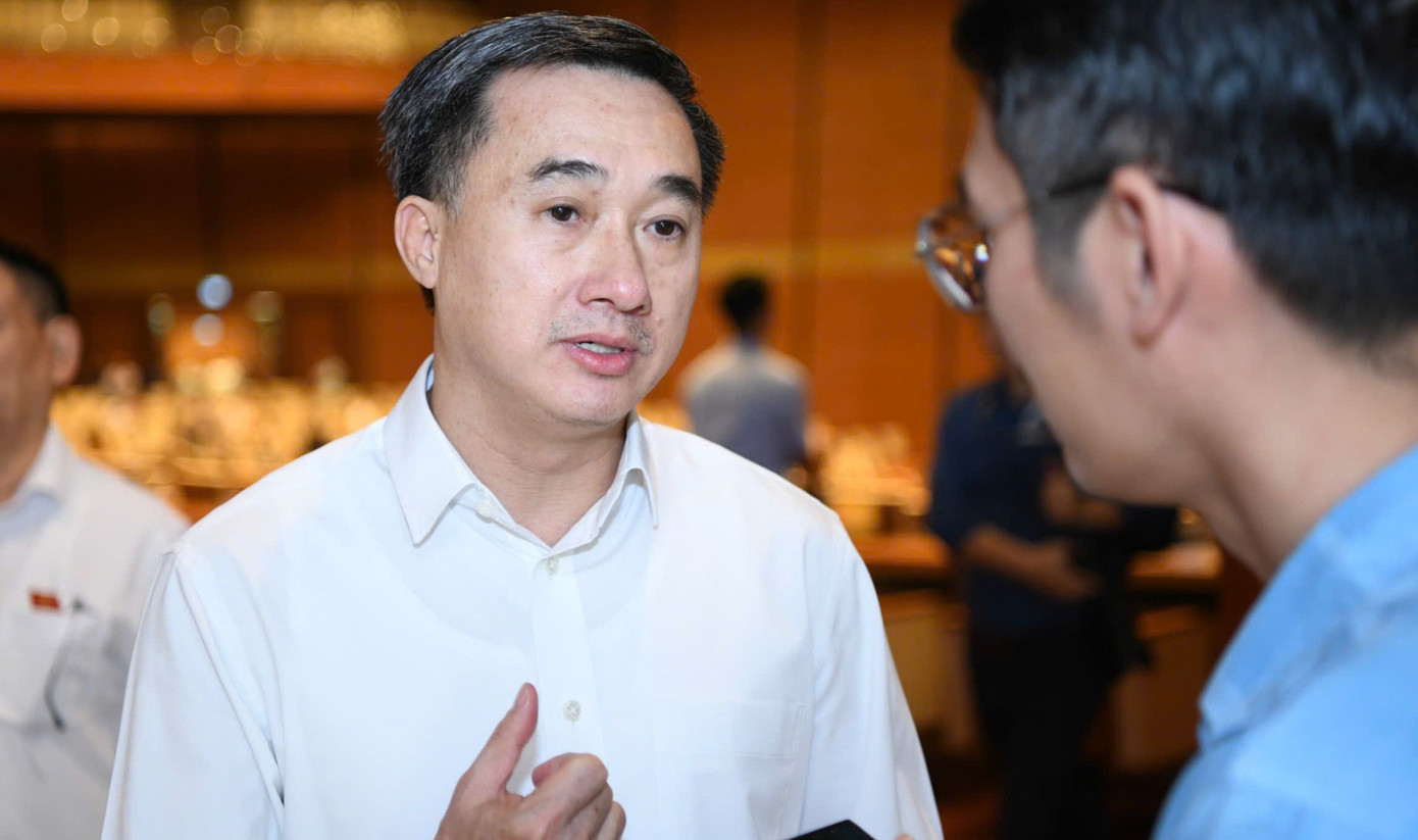 GS.TS Trần Văn Thuấn - Thứ trưởng Bộ Y tế trao đổi với phóng viên bên lề kỳ họp. Ảnh Như Ý