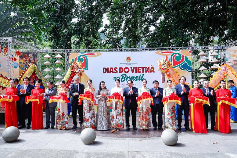 Thủ tướng Phạm Minh Chính và Phu nhân cùng các đại biểu cắt băng khai mạc Ngày Việt Nam tại Brazil. Ảnh: Nhật Bắc Thủ tướng Phạm Minh Chính và Phu nhân cùng các đại biểu cắt băng khai mạc Ngày Việt Nam tại Brazil. Ảnh: Nhật Bắc