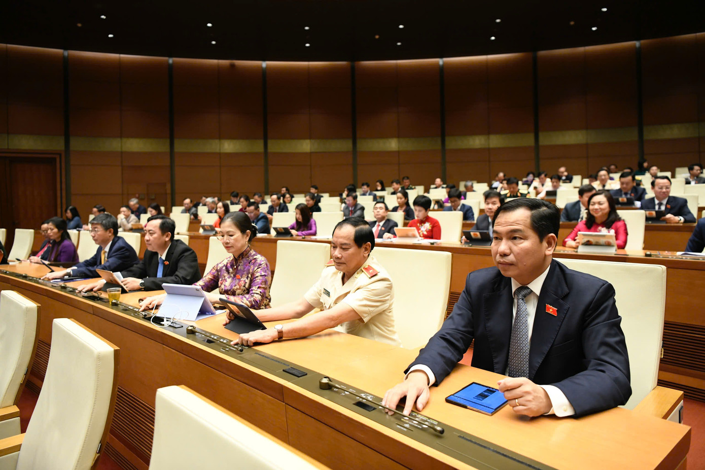 Các đại biểu Quốc hội biểu quyết thông qua nghị quyết, chiều 30/11. Ảnh: Như Ý