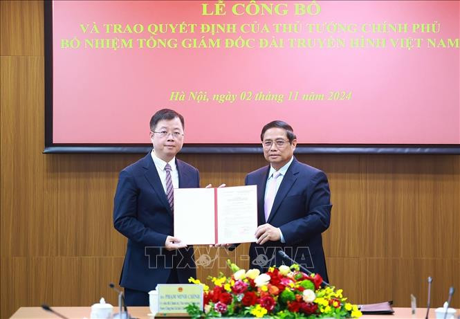 Thủ tướng Phạm Minh Chính trao Quyết định bổ nhiệm Tổng Giám đốc Đài Truyền hình Việt Nam đối với ông Nguyễn Thanh Lâm. Ảnh: TTXVN