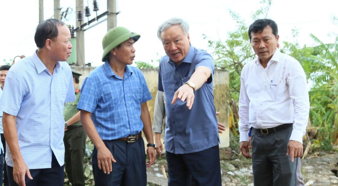 Phó Thủ tướng thường trực Nguyễn Hòa Bình kiểm tra, chỉ đạo khắc phục hậu quả cơn bão số 3. (Ảnh: Kiến Xương) Phó Thủ tướng thường trực Nguyễn Hòa Bình kiểm tra, chỉ đạo khắc phục hậu quả cơn bão số 3. (Ảnh: Kiến Xương)