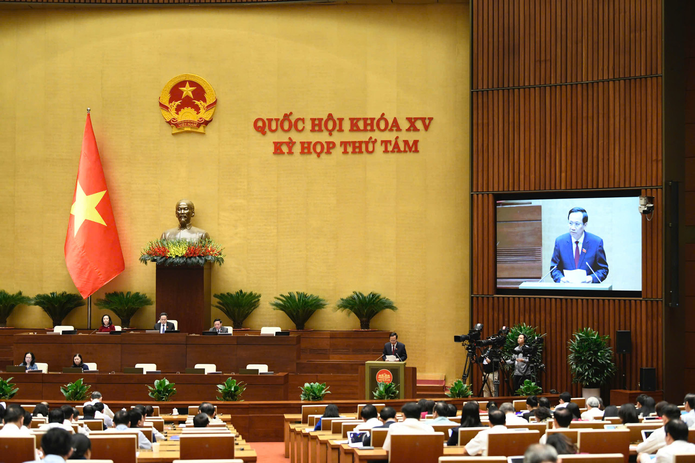 Bộ trưởng LĐ,TB&amp;XH Đào Ngọc Dung trình Quốc hội tờ trình dự án Luật Việc làm (sửa đổi). Ảnh: Như Ý