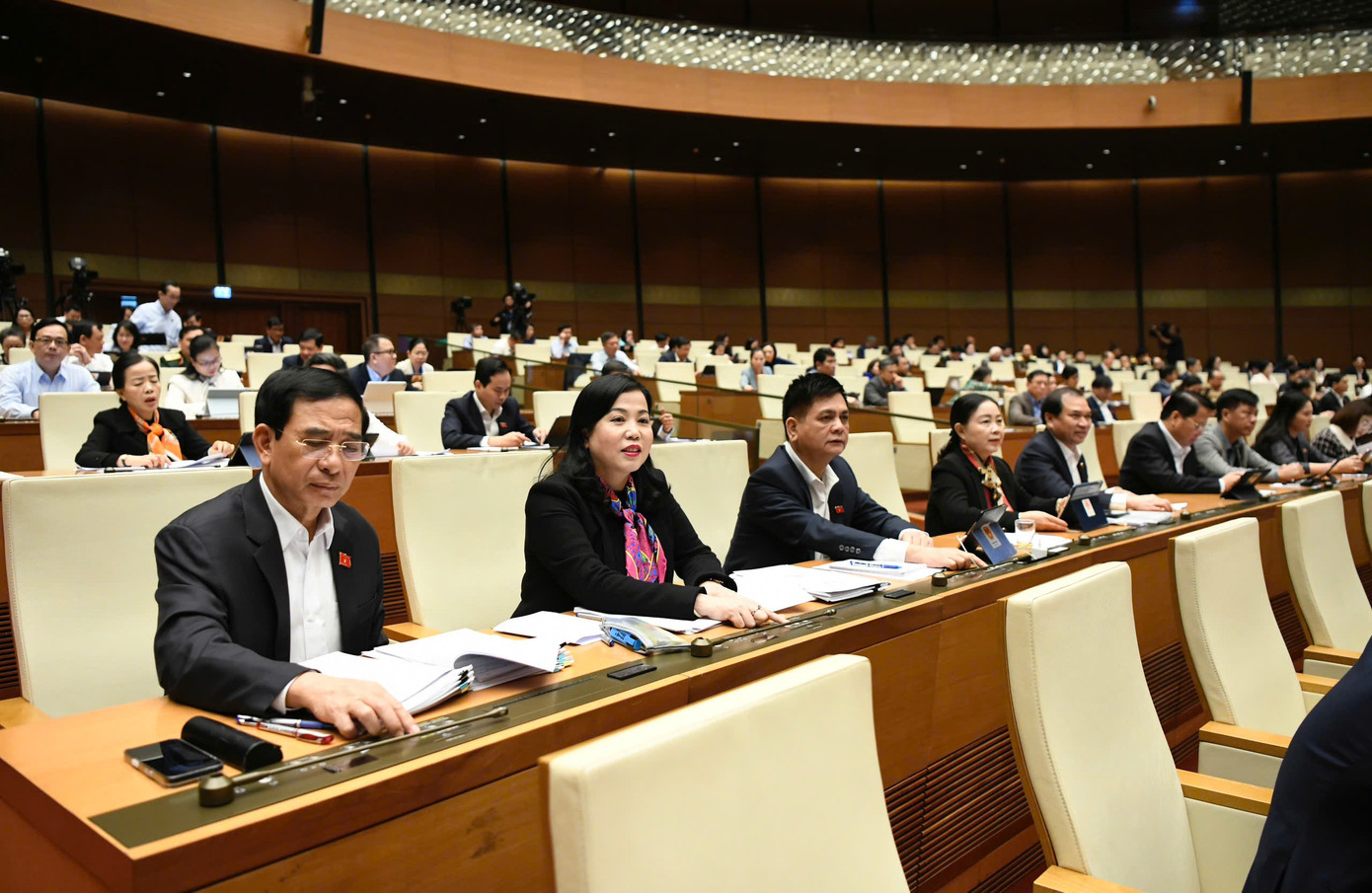 Các đại biểu biểu quyết thông qua dự án luật. Ảnh: Như Ý Các đại biểu biểu quyết thông qua dự án luật. Ảnh: Như Ý