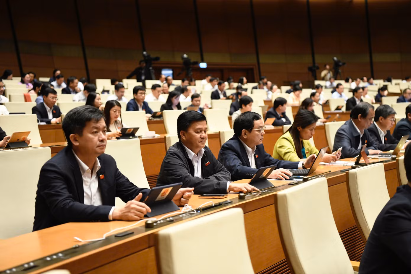 Các đại biểu bấm nút thông qua dự án luật. Ảnh: Như Ý Các đại biểu bấm nút thông qua dự án luật. Ảnh: Như Ý