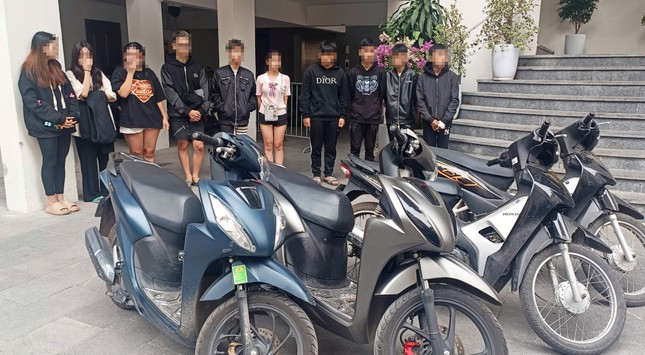 Nhóm thanh thiếu niên đi bão tông phụ nữ tử vong bị tạm giữ tại cơ quan công an. Ảnh: Thanh Hà Nhóm thanh thiếu niên đi bão tông phụ nữ tử vong bị tạm giữ tại cơ quan công an. Ảnh: Thanh Hà