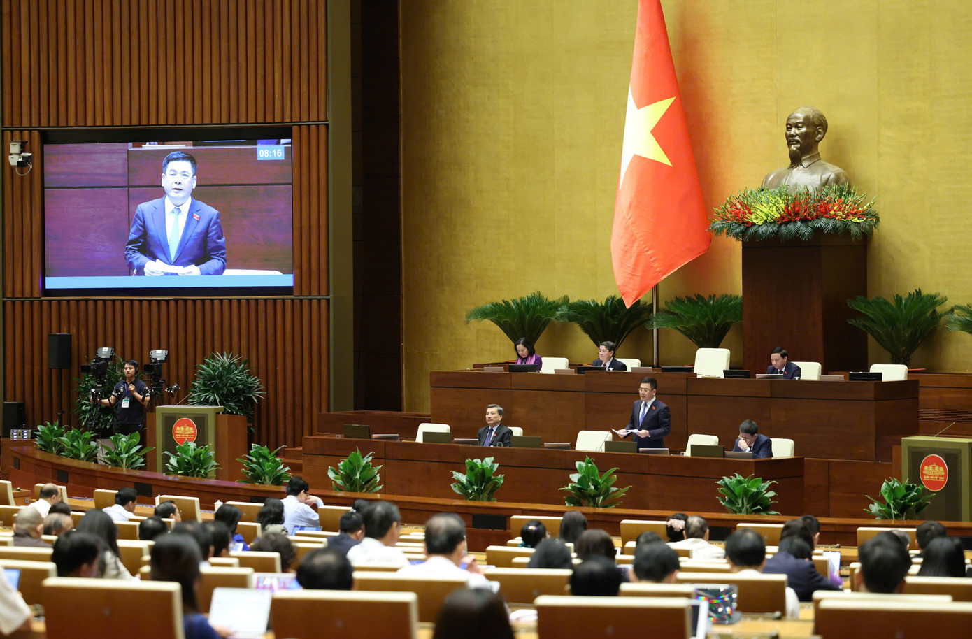 Cơ quan soạn thảo giải trình, làm rõ vấn đề đại biểu Quốc hội nêu. Ảnh: Như Ý