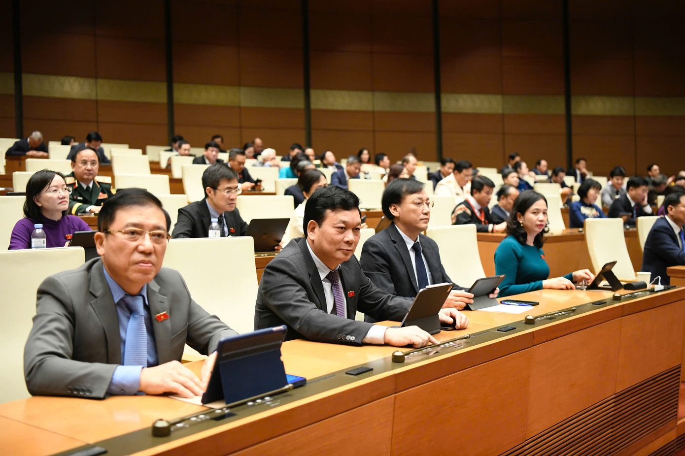 Các đại biểu Quốc hội biểu quyết thông qua dự thảo nghị quyết. Ảnh: Như Ý Các đại biểu Quốc hội biểu quyết thông qua dự thảo nghị quyết. Ảnh: Như Ý