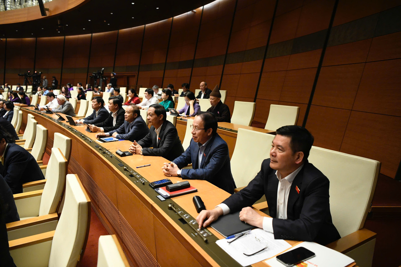 Quốc hội biểu quyết thông qua dự thảo nghị quyết. Ảnh: Như Ý