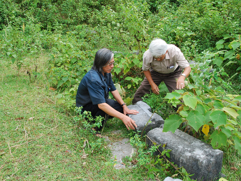 Tác giả bên hiện vật phế tích. Tác giả bên hiện vật phế tích