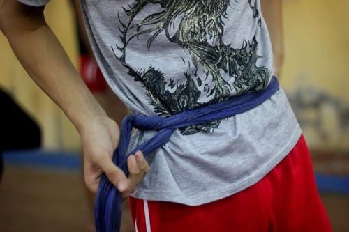 Để tập luyện những động tác nhào lộn trên cao, mỗi học viên đều phải thắt đai lưng an toàn để tránh thương tích một cách tối đa