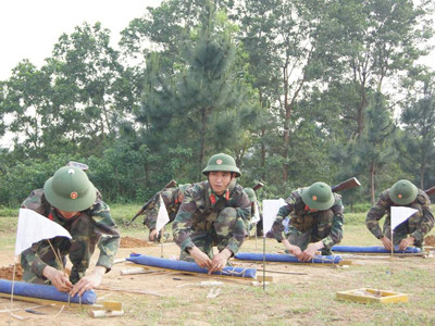 Các binh nhì thuộc Đại đội 1, Tiểu đoàn 9 chuẩn bị lượng nổ cho bài tập huấn luyện đánh chiếm đầu cầu