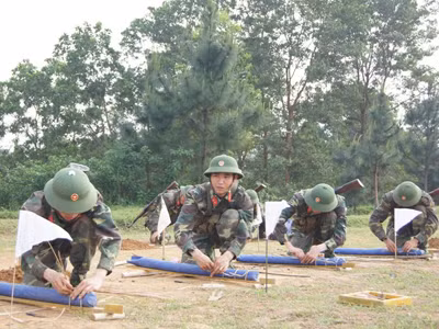 Các binh nhì thuộc Đại đội 1, Tiểu đoàn 9 chuẩn bị lượng nổ cho bài tập huấn luyện đánh chiếm đầu cầu. Các binh nhì thuộc Đại đội 1, Tiểu đoàn 9 chuẩn bị lượng nổ cho bài tập huấn luyện đánh chiếm đầu cầu