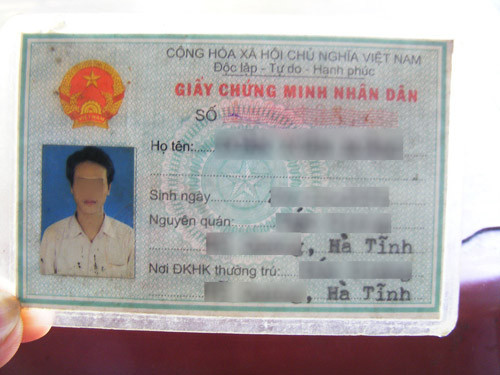 CMND của một nữ công nhân được sửa năm sinh từ 1996 thành 1993 và một CMND khác đã bị mờ số, được “dịch vụ đen” trên đường Vũ Hồng Phô “hô biến” thành một số hoàn toàn khác
