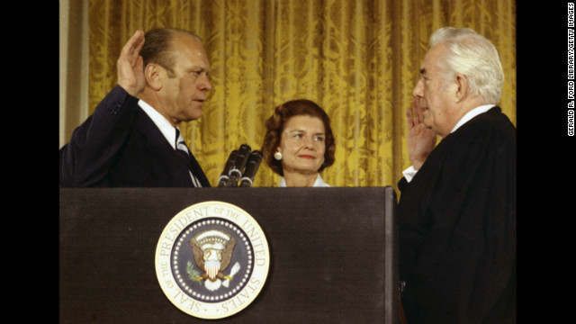 Cựu tổng thống Gerald Ford (trái) nhậm chức hôm 9 8 1974