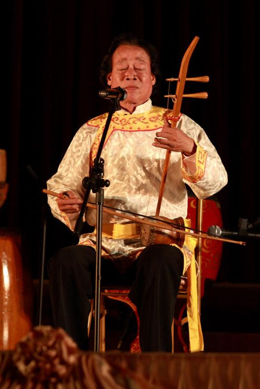 NSND Xuân Hoạch với tiết mục hát xẩm “Quyết chí tu thân”