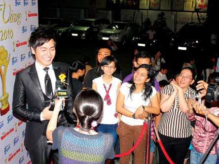 MC Phan Anh trong vòng vây của báo chí và người hâm mộ. MC Phan Anh trong vòng vây của báo chí và người hâm mộ