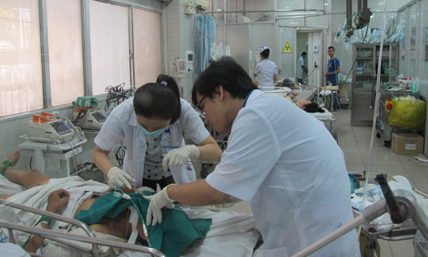 Đi dự đám cưới, xe chở gia đình gặp nạn kinh hoàng ảnh 1