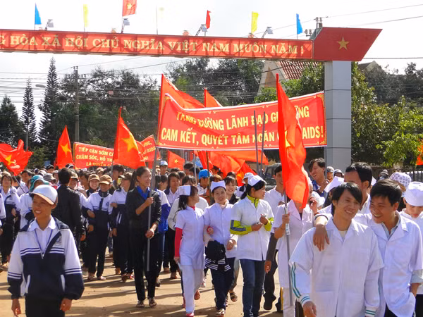 Thanh niên diễu hành tuyên truyền phòng chống HIV/AIDS tại Đắk Lắk. Ảnh: Lê Kiến