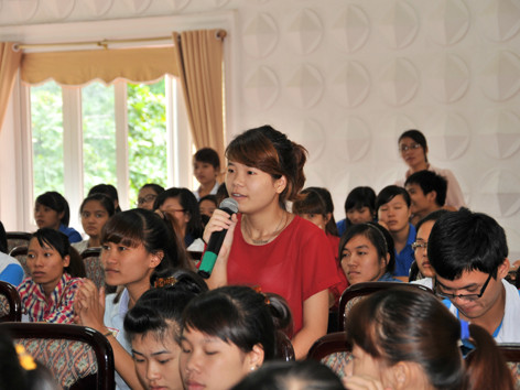 Một nữ sinh đặt câu hỏi với khách mời. Ảnh: Cẩm Kỳ. Một nữ sinh đặt câu hỏi với khách mời. Ảnh: Cẩm Kỳ