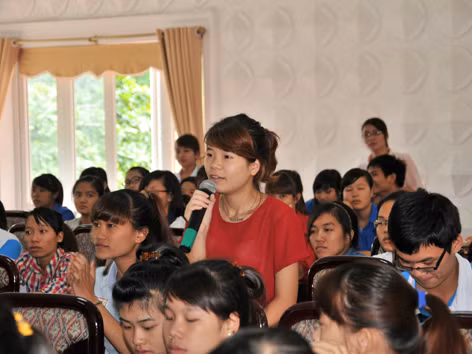 Một nữ sinh đặt câu hỏi với khách mời. Ảnh: Cẩm Kỳ