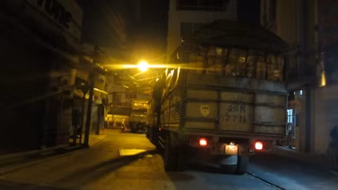 Chưa đến giờ cho phép lưu thông, nhưng chợ hoa Hồ Thị Kỷ đã có nhiều xe tải nặng đã có mặt tại đây chờ mang hoa xuống (ảnh chụp lúc 23h15 tối 18/8)