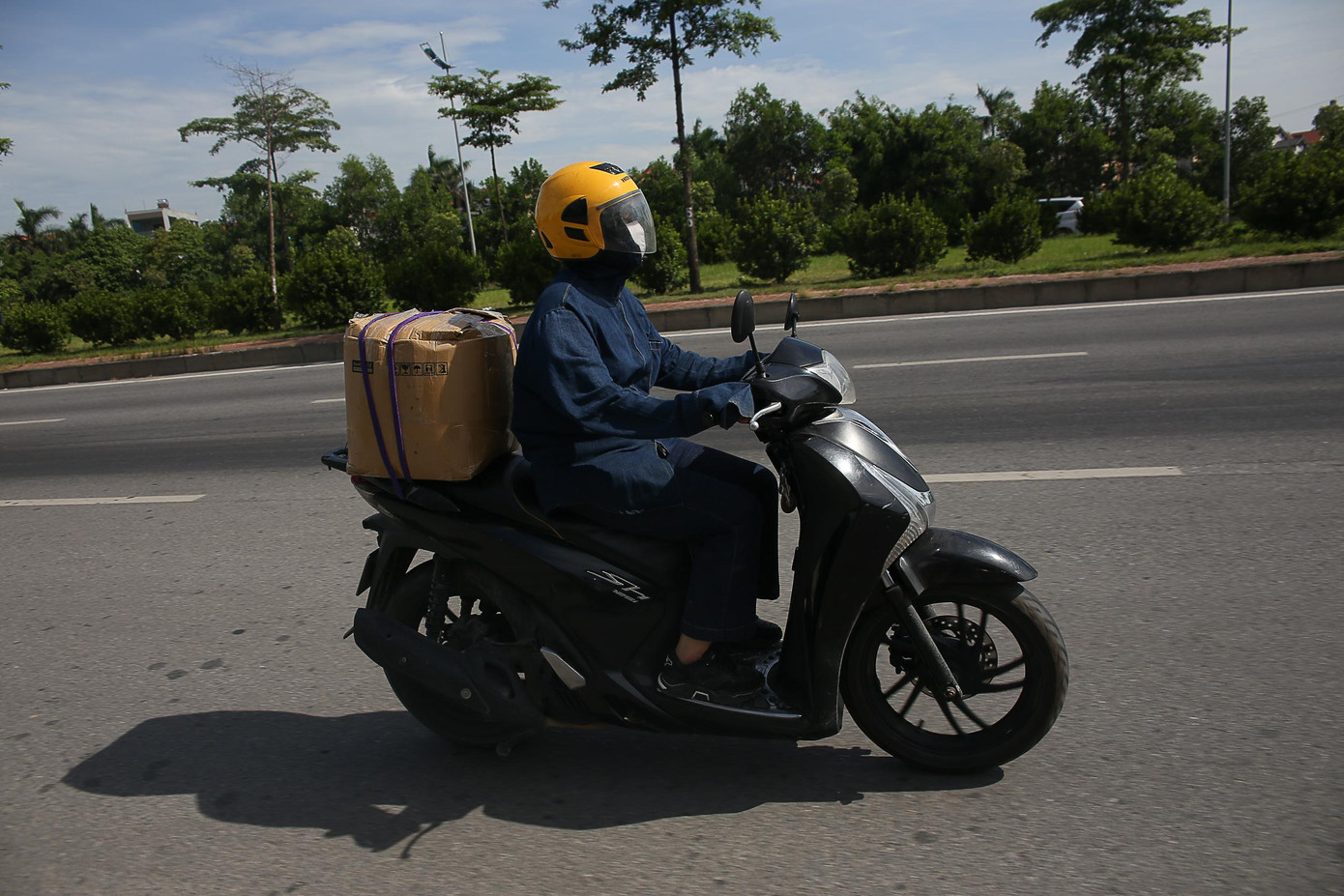 Đèo thùng hàng sau xe, hằng ngày chị Loan trở hoa quả hơn 30km lên trường để phân chia cho giáo viên đi bán. Đèo thùng hàng sau xe, hằng ngày chị Loan trở hoa quả hơn 30km lên trường để phân chia cho giáo viên đi bán.