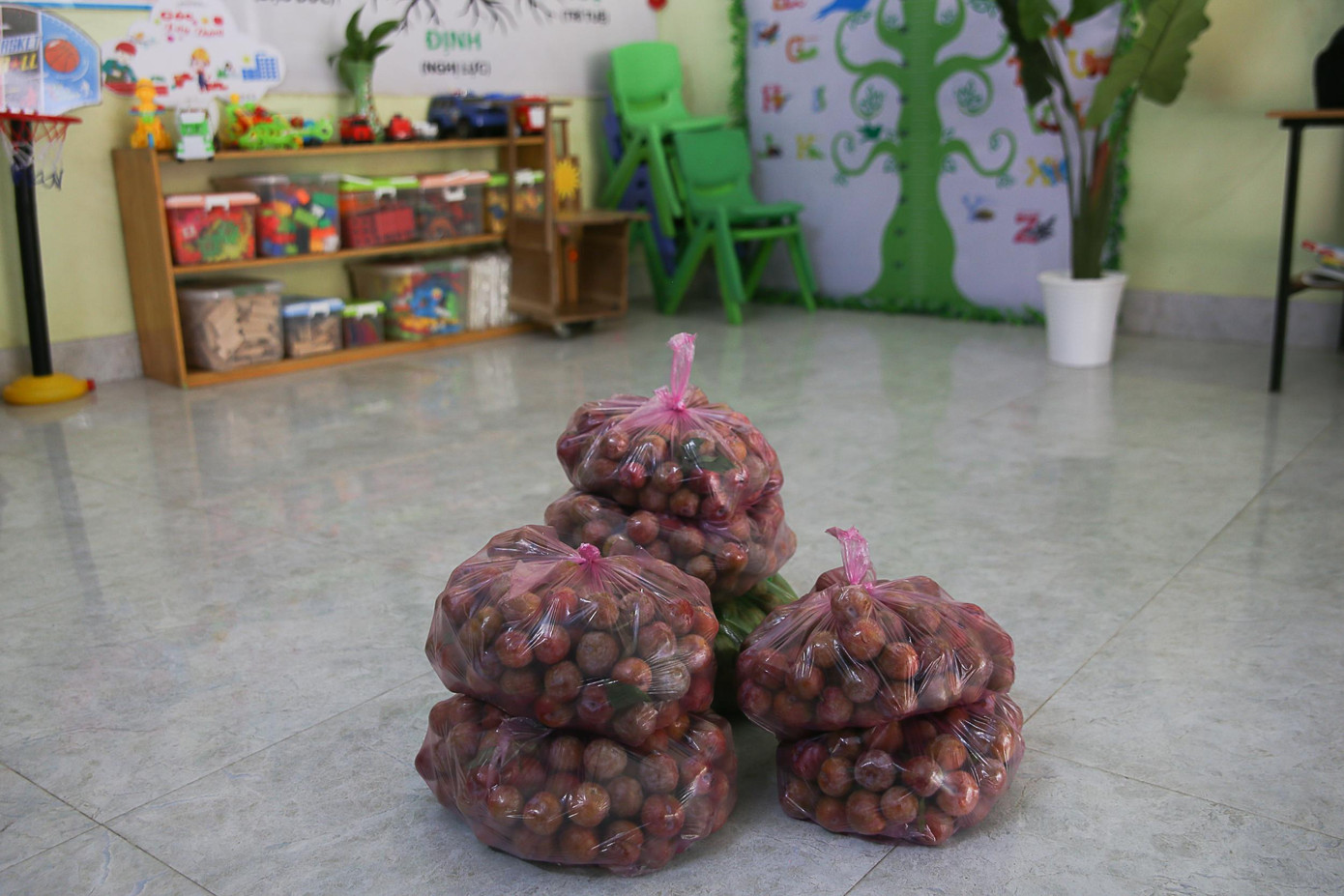 Phân chia đều đặn thành những túi nhỏ, mỗi túi 2kg sẽ được giao cho khách đã đặt qua mạng. Phân chia đều đặn thành những túi nhỏ, mỗi túi 2kg sẽ được giao cho khách đã đặt qua mạng.