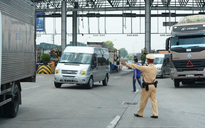 Cục Cảnh sát giao thông cho rằng, các tỉnh, thành phố không nên lập chốt kiểm tra, dừng phương tiện giao thông trên các tuyến đường huyết mạch như Quốc lộ 1 Cục Cảnh sát giao thông cho rằng, các tỉnh, thành phố không nên lập chốt kiểm tra, dừng phương tiện giao thông trên các tuyến đường huyết mạch như Quốc lộ 1