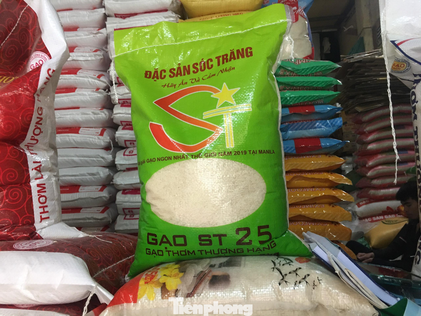 Trên thị trường đang có hàng chục loại bao bì, nhãn mác quảng cáo bán gạo ST 25 chính hãng