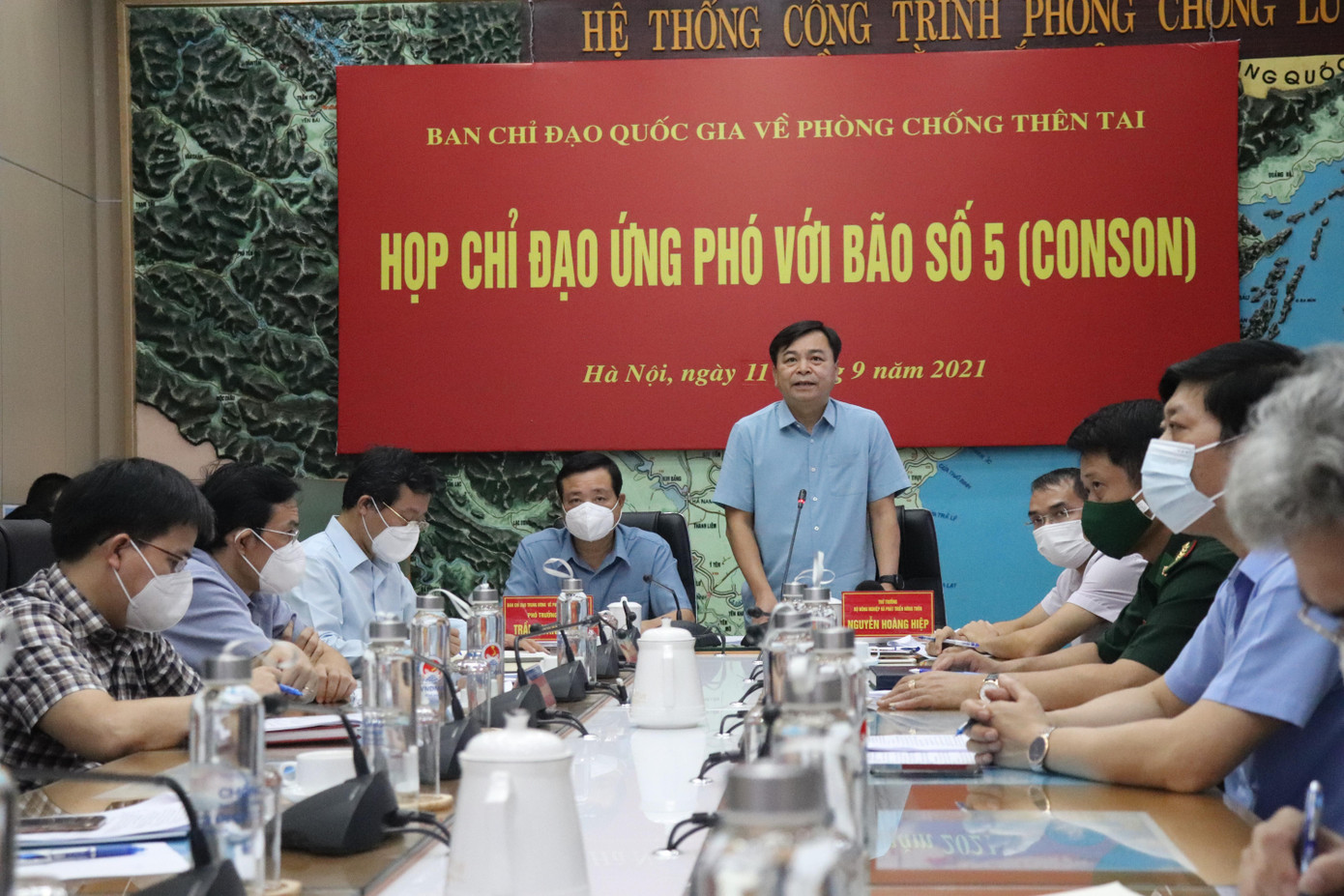 Thứ trưởng Bộ NN&amp;PTNT Nguyễn Hoàng Hiệp đề nghị các địa phương phải chỉ đạo phòng chống quyết liệt hơn trong bối cảnh vừa chống bão, vừa chống dịch