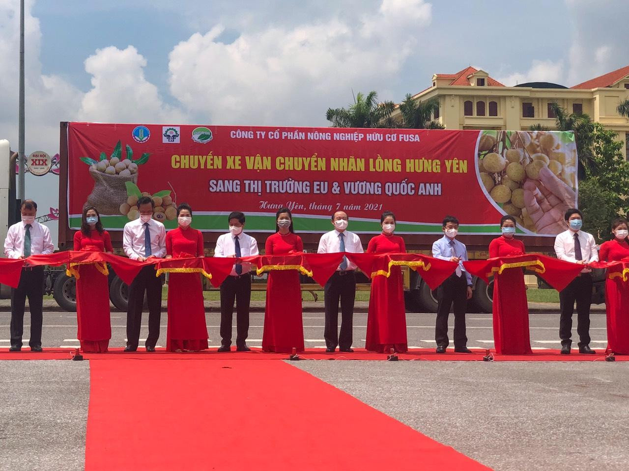 Các đại biểu cắt băng chúc mừng chuyến xe đầu tiên trong mùa vụ 2021 chở nhãn lồng Hưng Yên tiêu thụ tại thị trường châu Âu và Anh