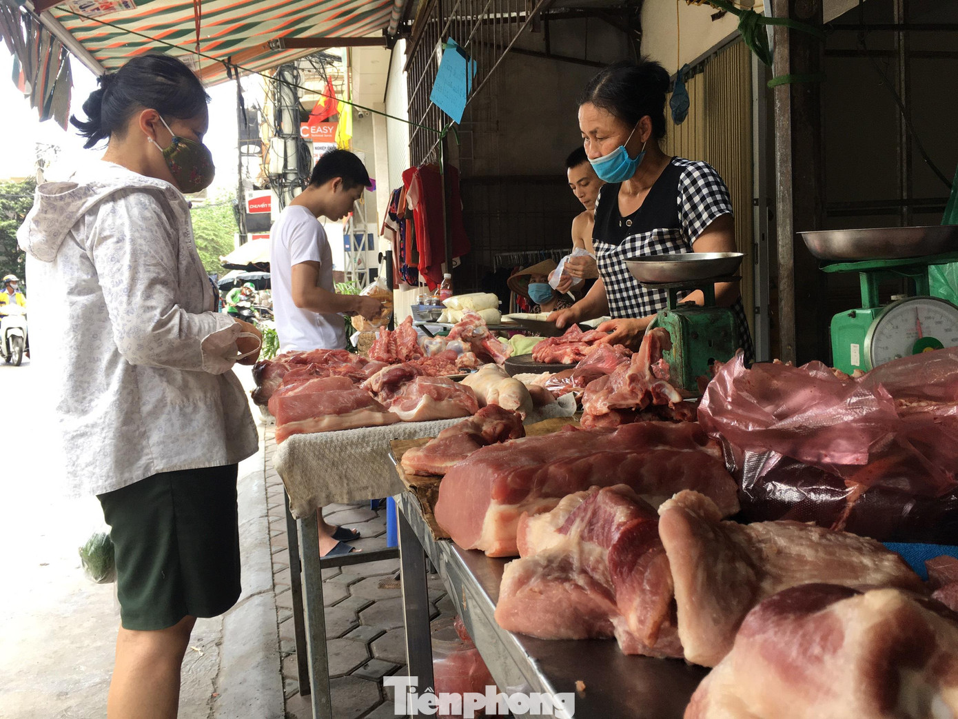 Giá lợn hơi giảm sâu, nhưng người tiêu dùng vẫn đang phải mua giá cao Giá lợn hơi giảm sâu, nhưng người tiêu dùng vẫn đang phải mua giá cao