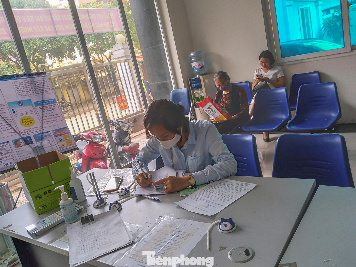 Chị Trần Thị Huệ cho biết, nếu không rút BHXH 1 lần, gia đình sẽ không có tiền trang trải chi tiêu Chị Trần Thị Huệ cho biết, nếu không rút BHXH 1 lần, gia đình sẽ không có tiền trang trải chi tiêu