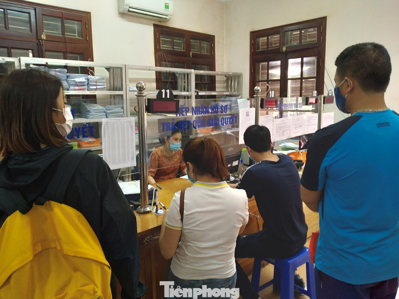 Dù cận ngày nghỉ lễ, người lao động đến làm thủ tục rút sổ BHXH 1 lần vẫn khá đông Dù cận ngày nghỉ lễ, người lao động đến làm thủ tục rút sổ BHXH 1 lần vẫn khá đông