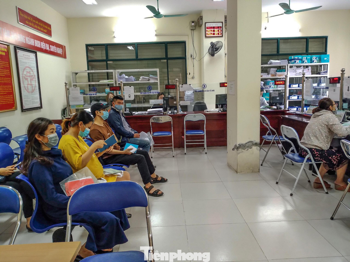 Người dân làm thủ tục rút sổ BHXH Người dân làm thủ tục rút sổ BHXH