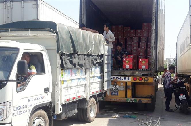 Hiện các xe chở thanh long của Việt Nam sang Trung Quốc đều được kiểm tra 100& Hiện các xe chở thanh long của Việt Nam sang Trung Quốc đều được kiểm tra 100&