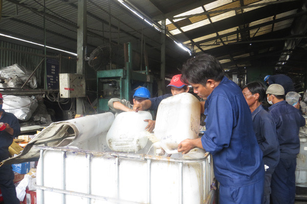 Tiêu hủy rượu tự nấu với số lượng cực lớn ảnh 2