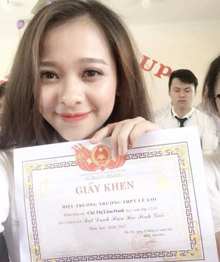 Nữ sinh hút hồn dân mạng với khoảnh khắc tỏa sáng tại lễ bế giảng ảnh 1