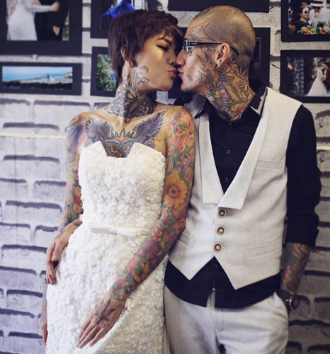 Hai cô dâu xinh đẹp xăm kín lưng gây sốt: Là con gái bạn có liều như họ? ảnh 5