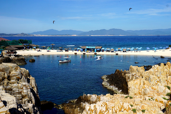 Đảo yến Hòn Nội và bãi tắm đôi có một không hai ảnh 1