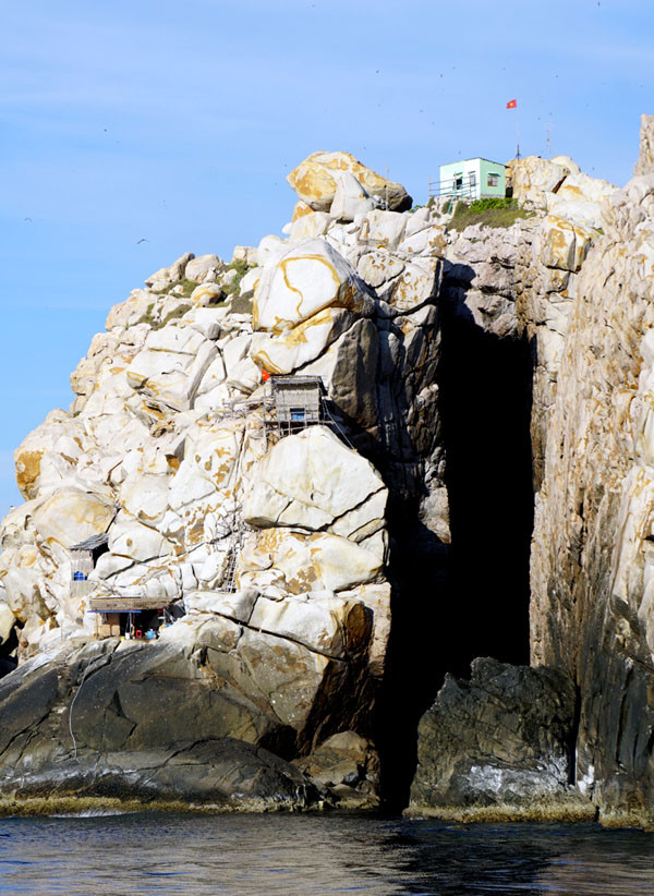 Đảo yến Hòn Nội và bãi tắm đôi có một không hai ảnh 2